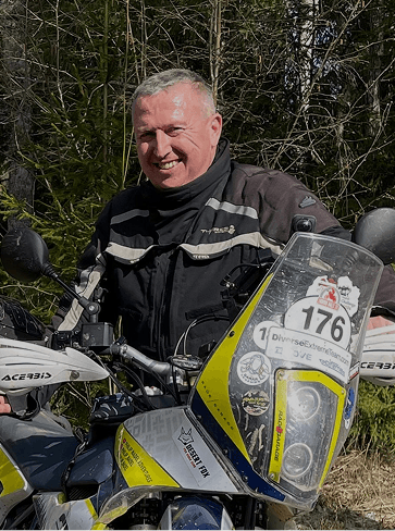 Filip - Enduro Lettland Instruktor auf Adventure-Motorrad